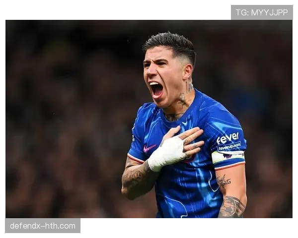 恩佐·费尔南德斯赛场像猛兽，下机拎着名牌购物袋，围观的人都傻了